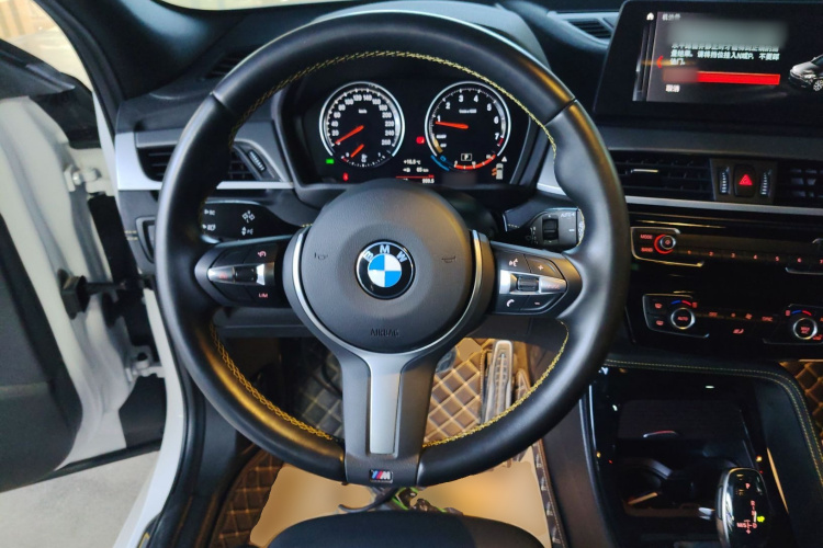 宝马X2 2023款 xDrive 25i 曜熠版中控内饰13
