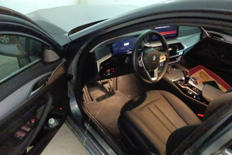 宝马5系(进口) 2022款 530i 风尚版 M运动套装中控内饰20