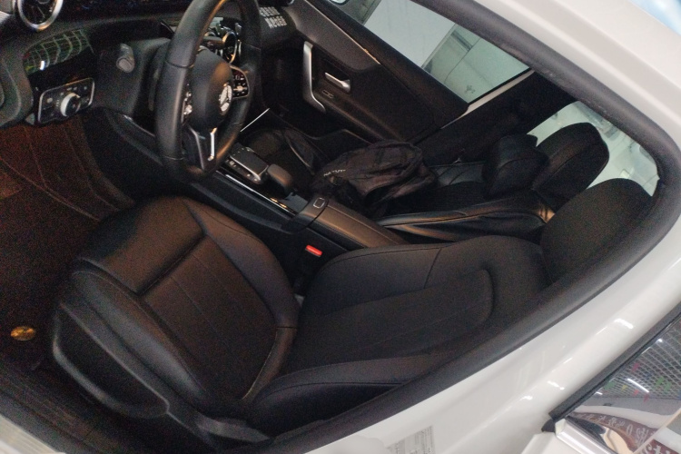 奔驰A级 2022款 A 180 L 运动轿车中控内饰19