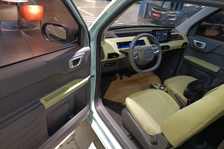 吉利银河 2024款 熊猫mini 200km 耐力熊中控内饰7003