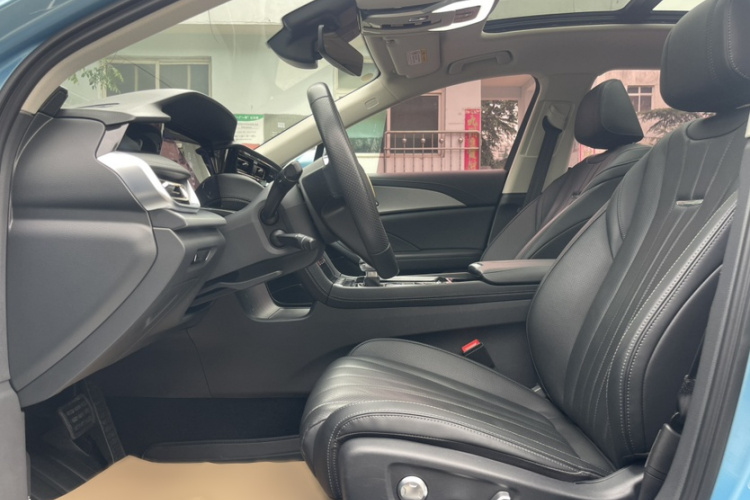 红旗H5 2024款 1.5T HEV智联旗畅版中控内饰7003