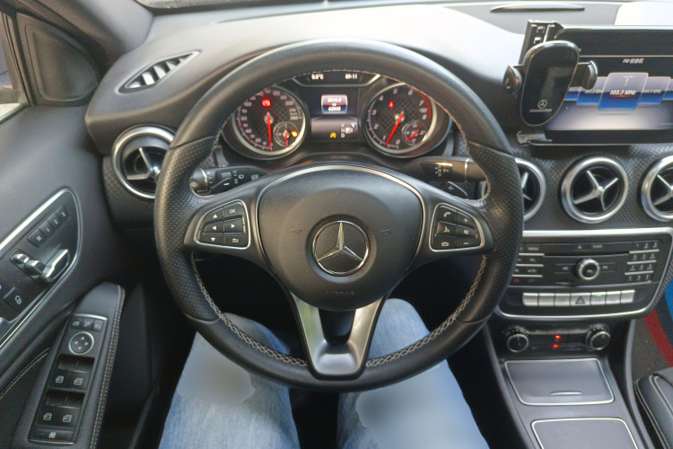 奔驰A级(进口) 2017款 改款 A 200 时尚型中控内饰13