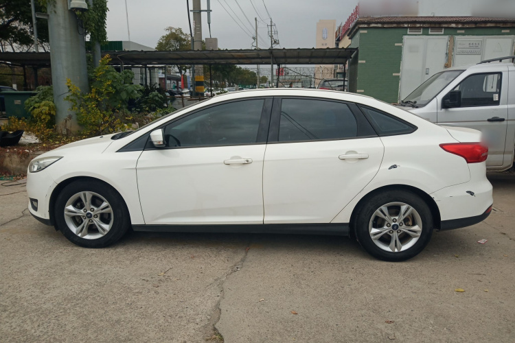 福特 福克斯 2015款 三厢 1.6L 自动舒适型车身外观4