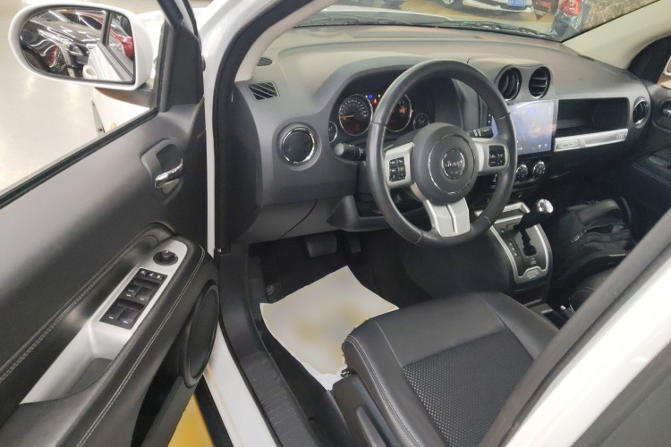 Jeep 指南者(进口) 2014款 改款 2.4L 四驱舒适版中控内饰7003