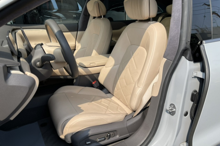 蔚来ET7 2022款 100kWh 首发版中控内饰7001