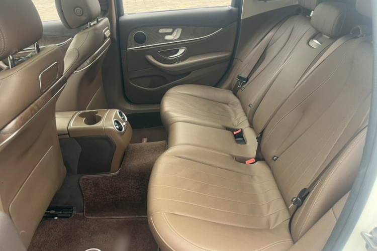 奔驰E级 2019款 E 300 L 时尚型中控内饰7002