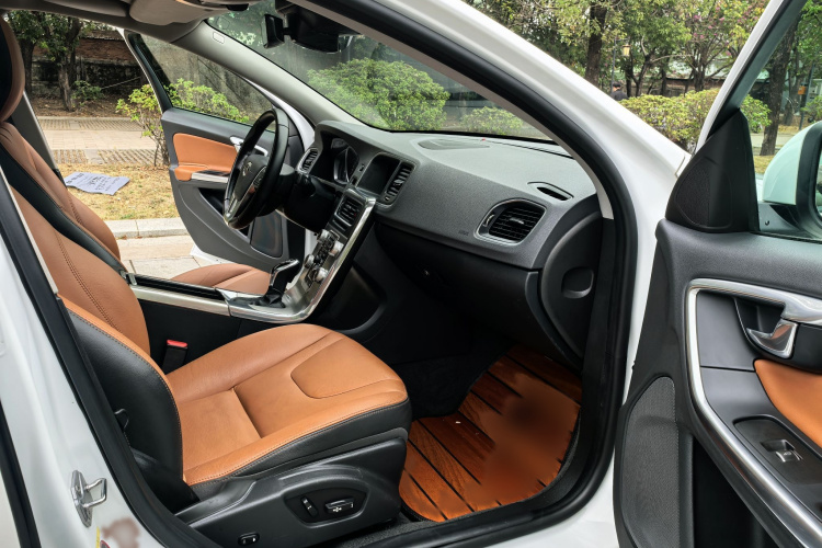 沃尔沃S60 2019款 S60L 改款 T5 智进进阶版中控内饰7009