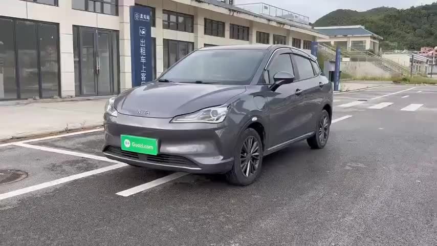 哪吒汽车 哪吒V 2022款 潮 400 Lite实拍1