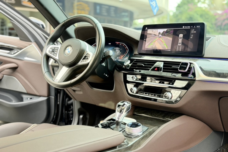 宝马5系 2022款 改款 525Li M运动套装中控内饰7010