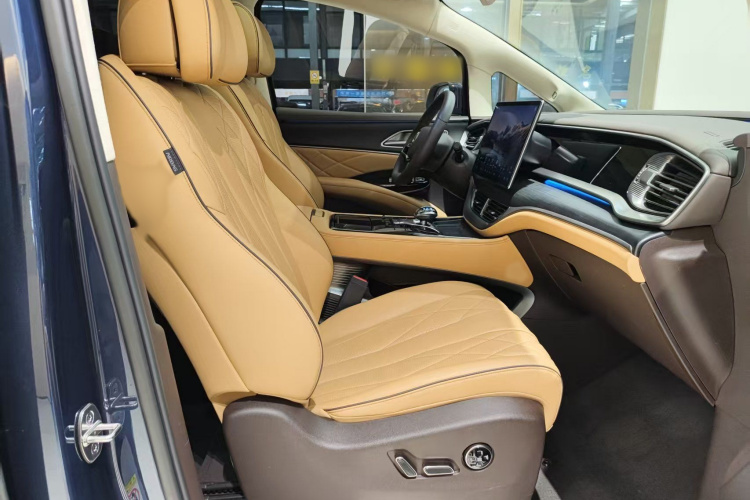 腾势D9 2024款 DM-i 980 四驱旗舰型中控内饰7009