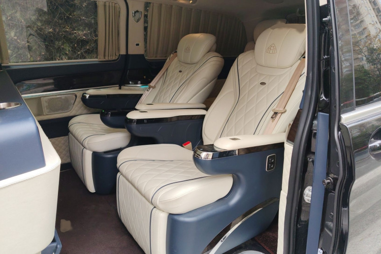 奔驰V级 2018款 V 260 L 尊贵加长版 国VI中控内饰7004