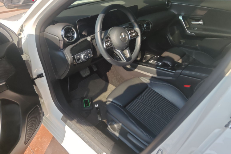 奔驰A级(进口) 2019款 A 200 动感型中控内饰20