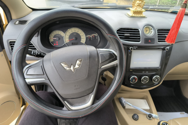 五菱汽车 五菱宏光 2014款 1.5L S标准型中控内饰13