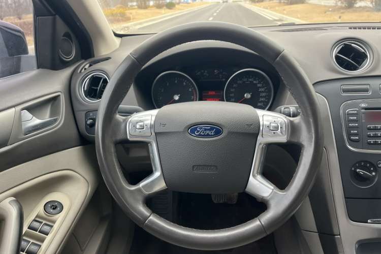 福特 蒙迪欧-致胜 2011款 2.3L 时尚型中控内饰7008