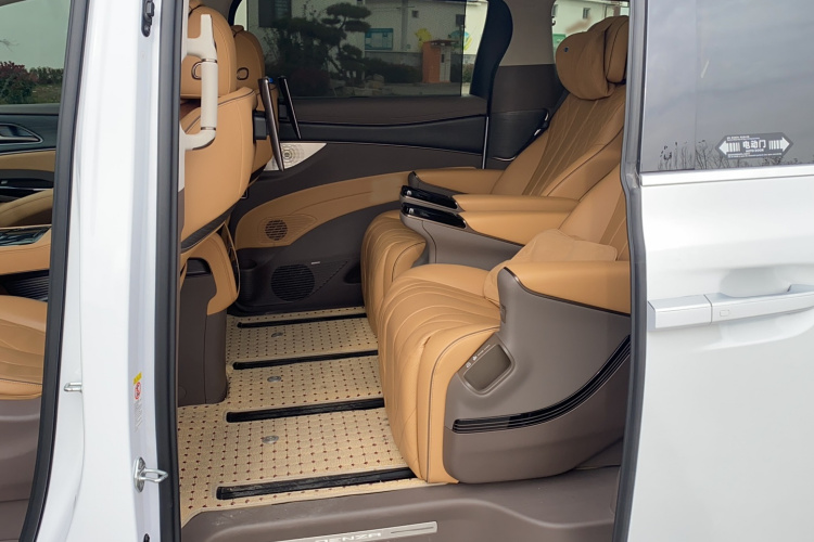 腾势D9 2022款 DM-i 970 四驱旗舰型中控内饰7003