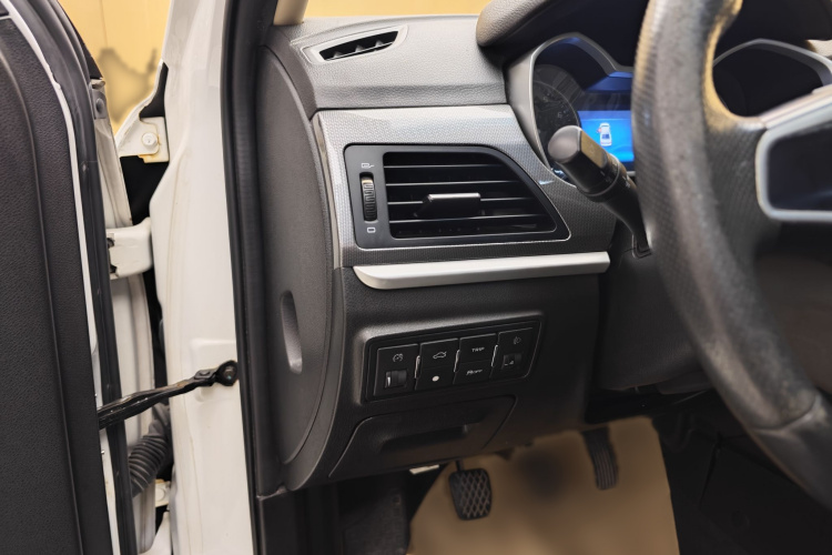 吉利汽车 帝豪 2017款 三厢百万款 1.5L 手动向上版中控内饰7010