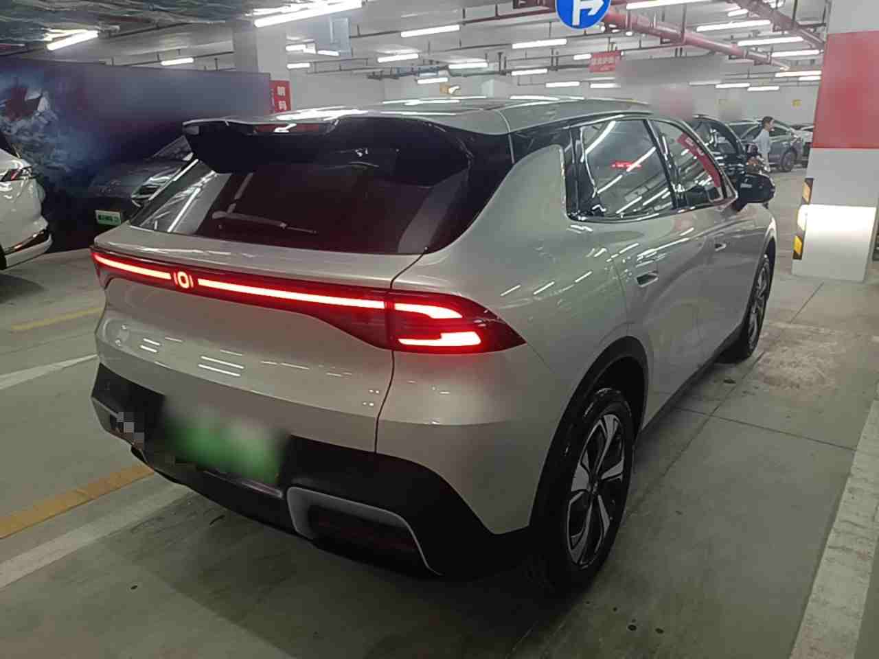 车辆右后45度外观展示