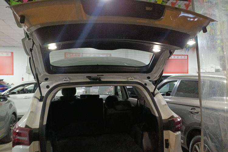 捷途X70 2023款 1.5T DCT超越PRO版 7座机舱底盘23