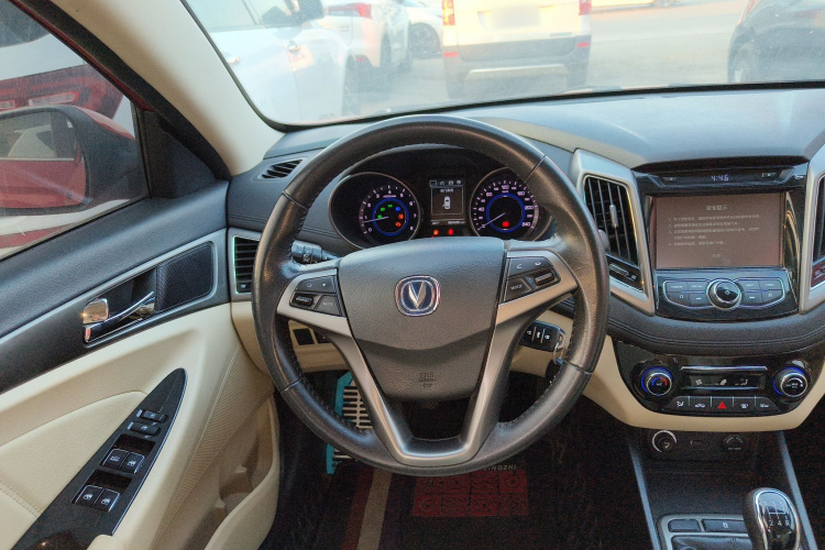 长安 逸动 2016款 1.6L 手动风尚型中控内饰13