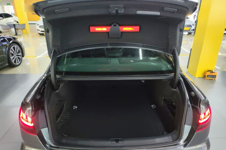 奥迪A4L 2024款 40 TFSI quattro RS套件燃速型机舱底盘23