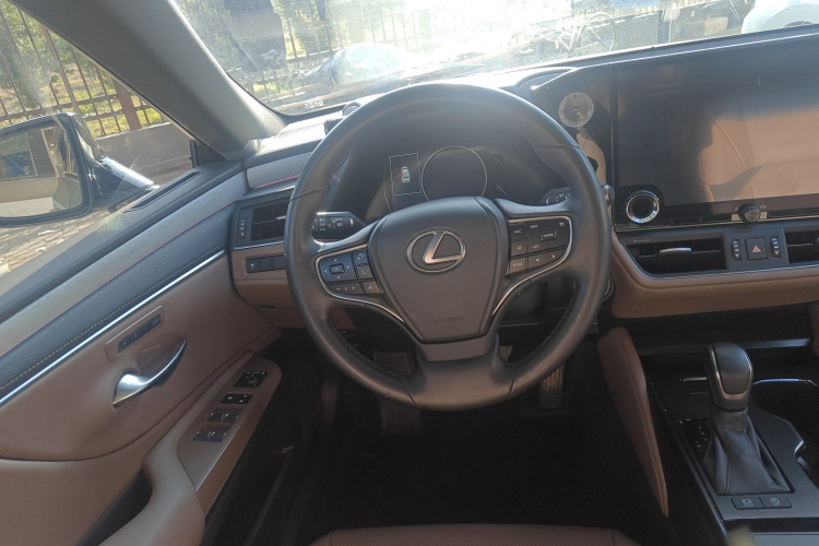 雷克萨斯ES 2025款 200 臻享版中控内饰13