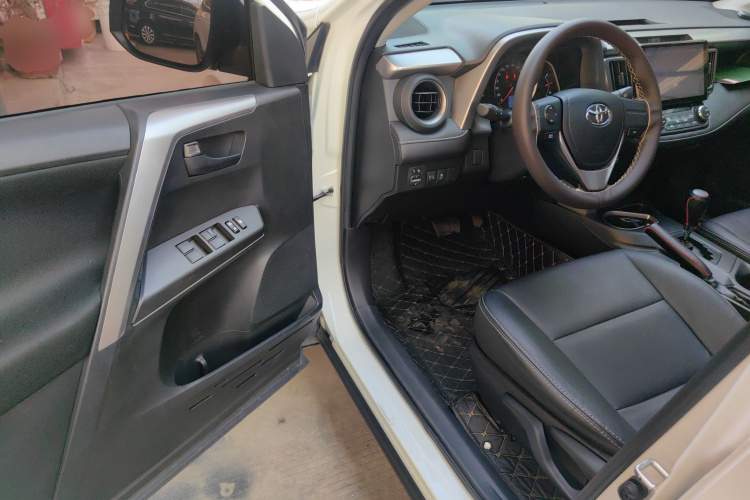 丰田 RAV4荣放 2019款 2.0L CVT两驱先锋版 国V中控内饰20