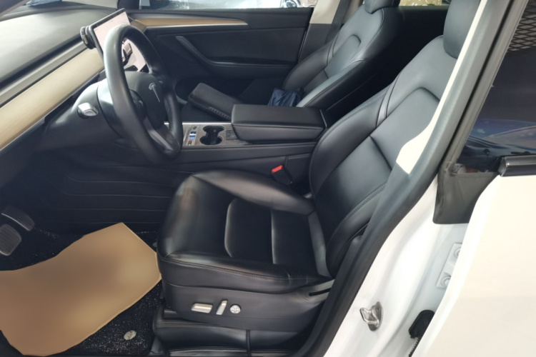 特斯拉 Model Y 2022款 长续航全轮驱动版中控内饰19