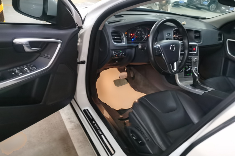 沃尔沃S60 2018款 S60L T3 智进进取版中控内饰20