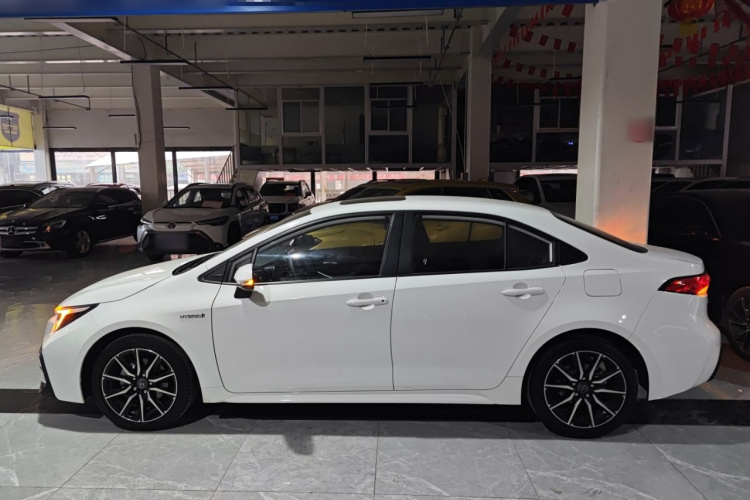 丰田 雷凌 2023款 智能电混双擎 1.8L 运动版车身外观4