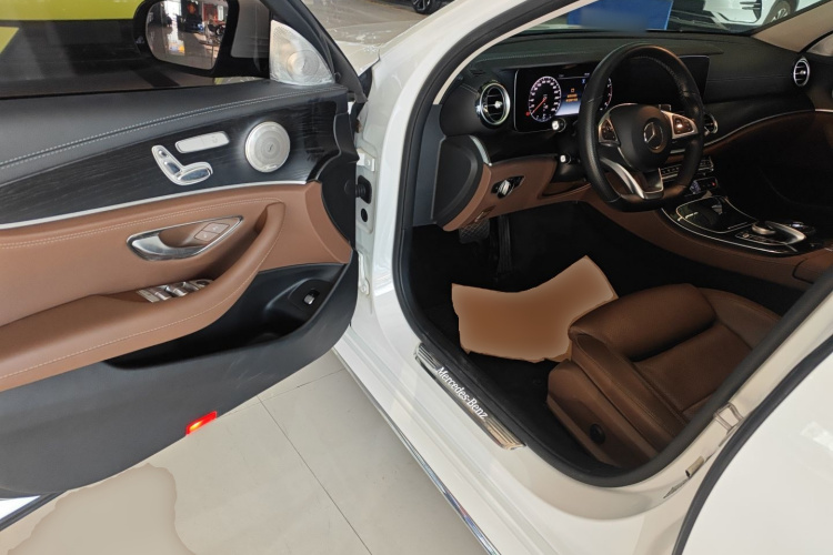 奔驰E级 2016款 E 200 L 运动型中控内饰20