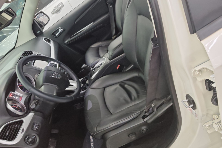 道奇 酷威  2.4L 两驱旅行版中控内饰19