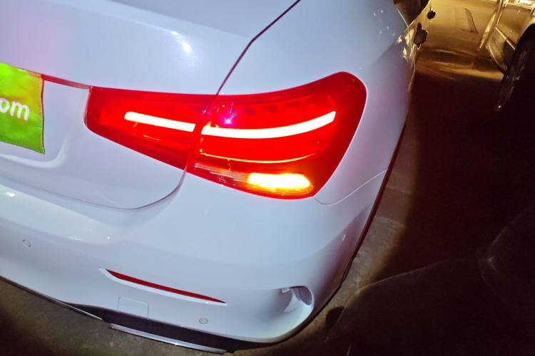 奔驰A级 2020款 A 180 L 运动轿车车身外观9