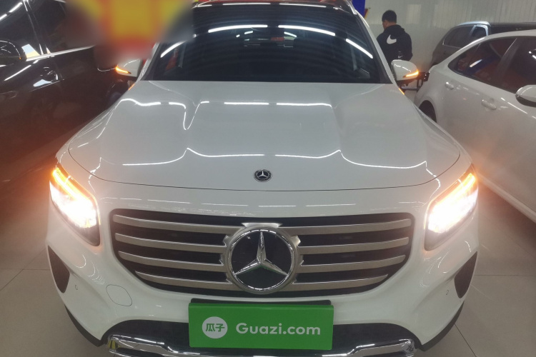 奔驰GLB 2024款 GLB 200 动感型车身外观2