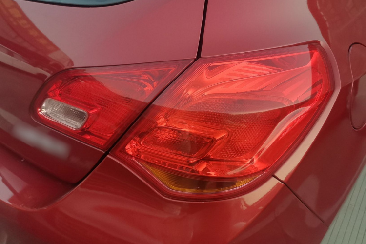 别克 英朗 2014款 XT 1.6L 自动时尚版车身外观9