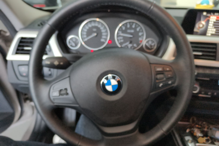 宝马3系 2016款 320i 时尚型局部细节13