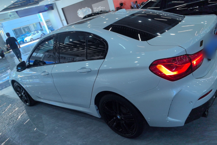 宝马1系 2022款 125i M运动曜夜版车身外观4