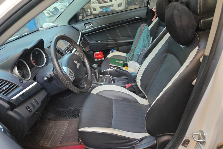 三菱 翼神 2016款 1.8L 手动黑白复刻版中控内饰19