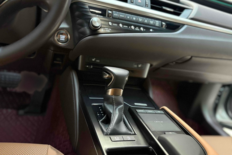 雷克萨斯ES 2020款 200 卓越版中控内饰7008