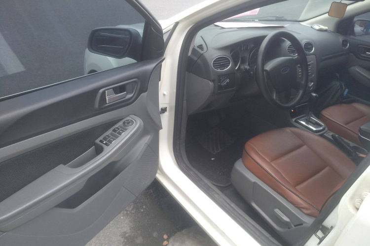 福特 福克斯 2013款 两厢经典 1.8L 自动基本型中控内饰7003