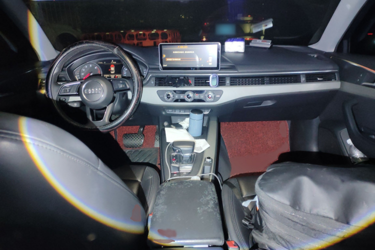 奥迪A4L 2018款 30周年年型 40 TFSI 进取型中控内饰7002