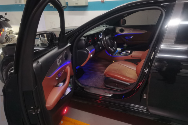 奔驰E级 2017款 改款 E 300 运动型中控内饰7003