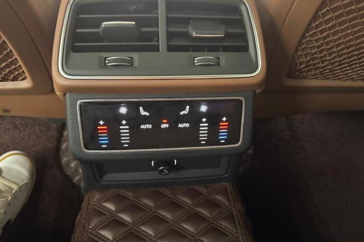 奥迪A6L 2019款 45 TFSI 臻选致雅型中控内饰7005