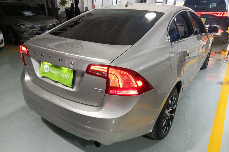 沃尔沃S60 2019款 S60L T3 智进版车身外观7
