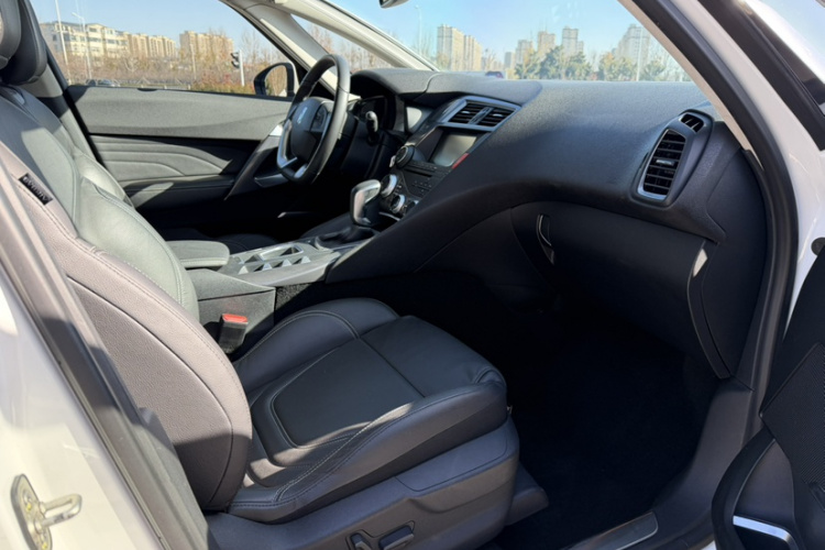 DS 5 2013款 1.6T 雅致版THP200中控内饰7003