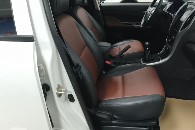 比亚迪F3 2015款 节能版 1.5L 手动舒适型局部细节41