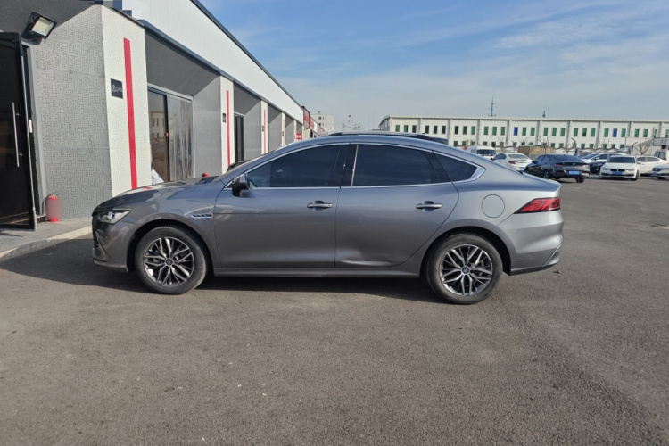 比亚迪 秦PLUS 2023款  冠军版 DM-i 120KM超越型车身外观4