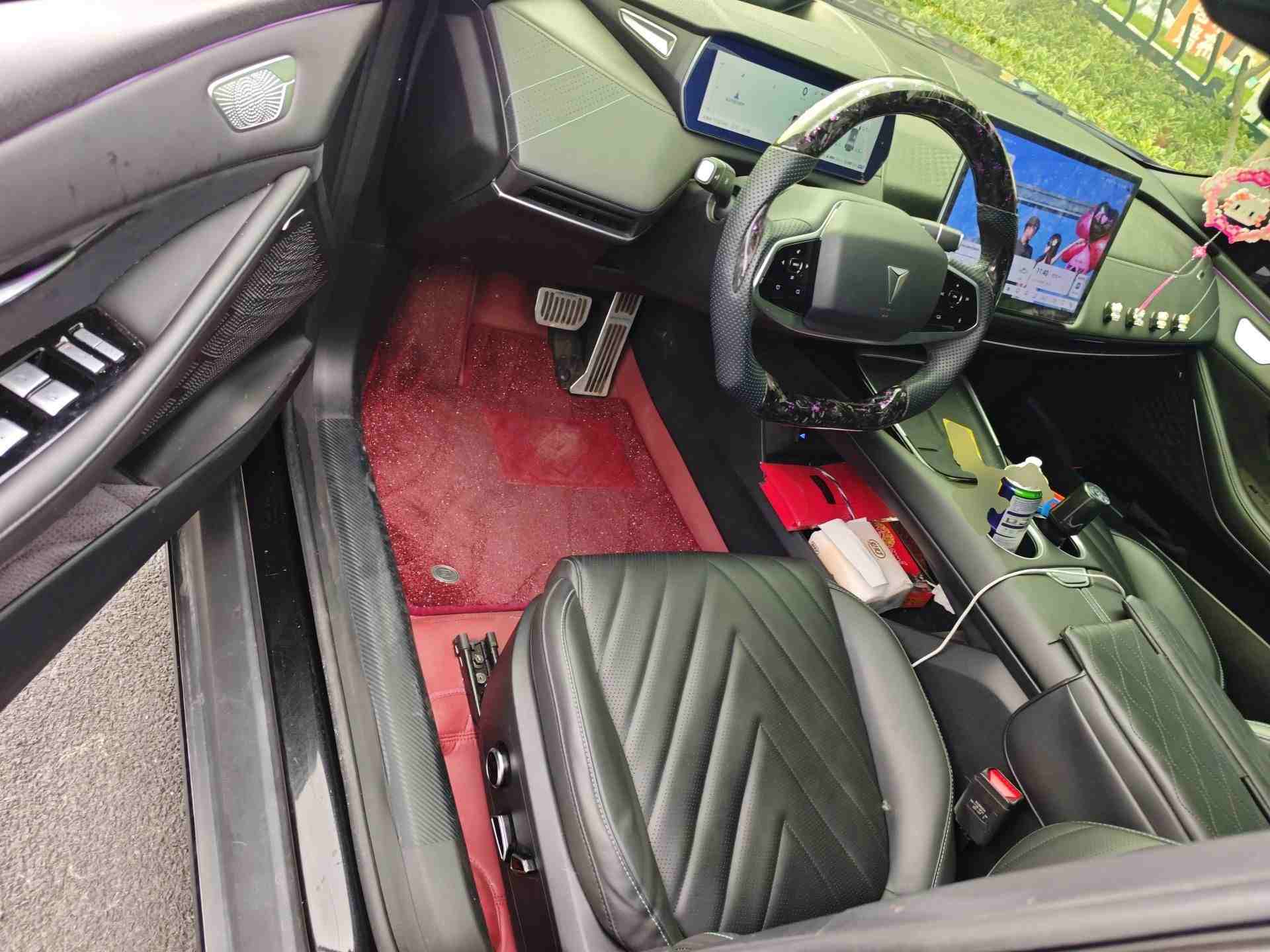 驾驶位内饰全景，展示科技感座舱