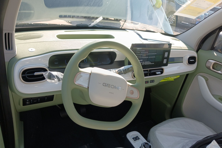 吉利银河 2025款 210km 熊猫骑士中控内饰12