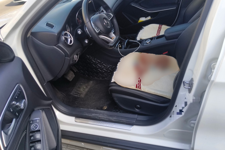 奔驰GLA 2018款 GLA 200 动感型中控内饰19