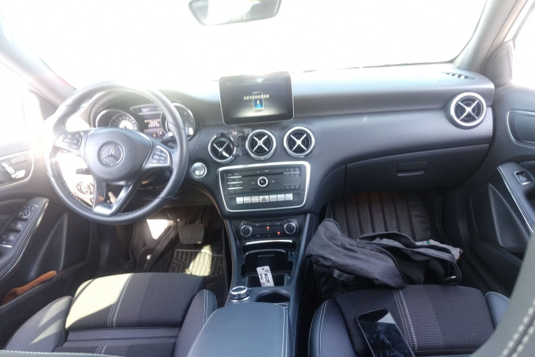 奔驰A级(进口) 2017款 改款 A 200 时尚型中控内饰7002